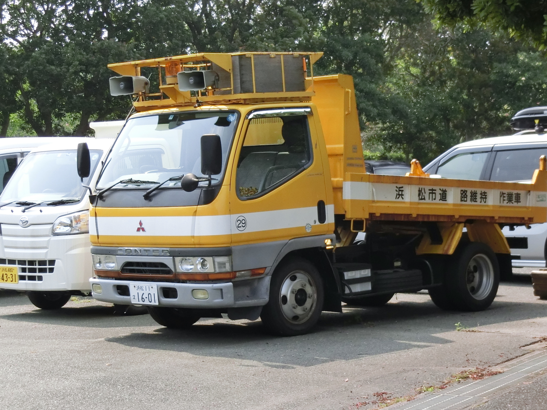 少数派な黄色塗装の三菱 キャンターの２トンダンプは公園の整備で大活躍 エルンテ